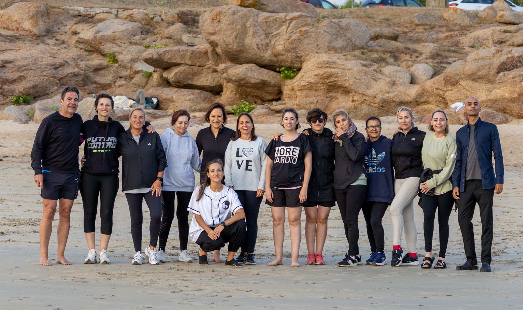 Grupo de alumnas y alumnos de Loly en la playa al amanecer